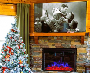 5 miles to Smokies! Stunning views! Hot Tub Pool Table Arcades 2 fireplaces! Quiet and Private